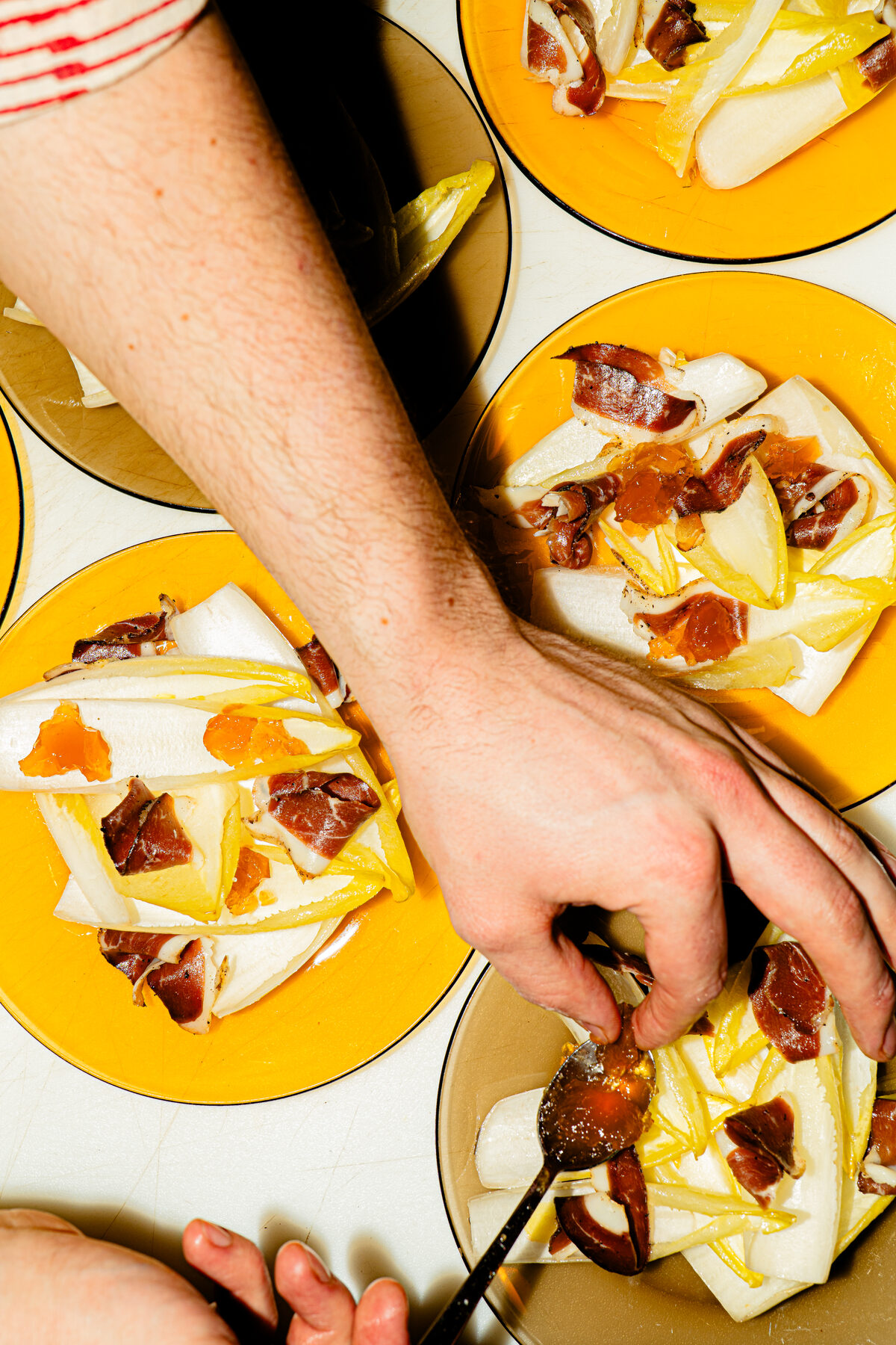 Dressage d'une salade d'endives et prosciutto